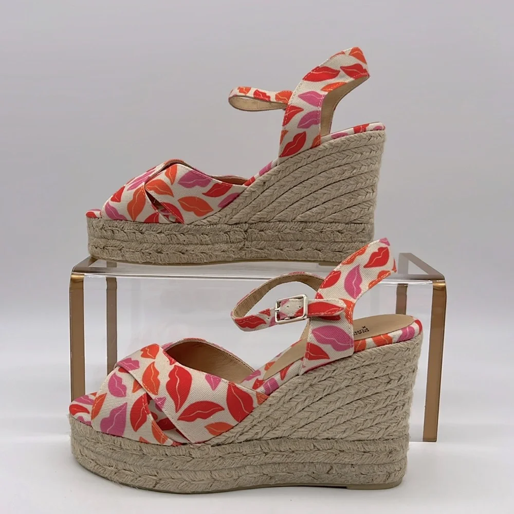 Castaner strap closure platform